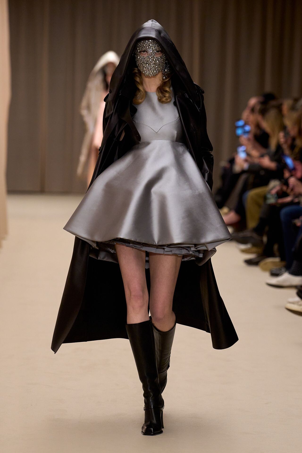 alexander McQueen 大判ストール jahxncho drip McQueen Fall Winter 2026-27 Fashion Show | Photos, Review and